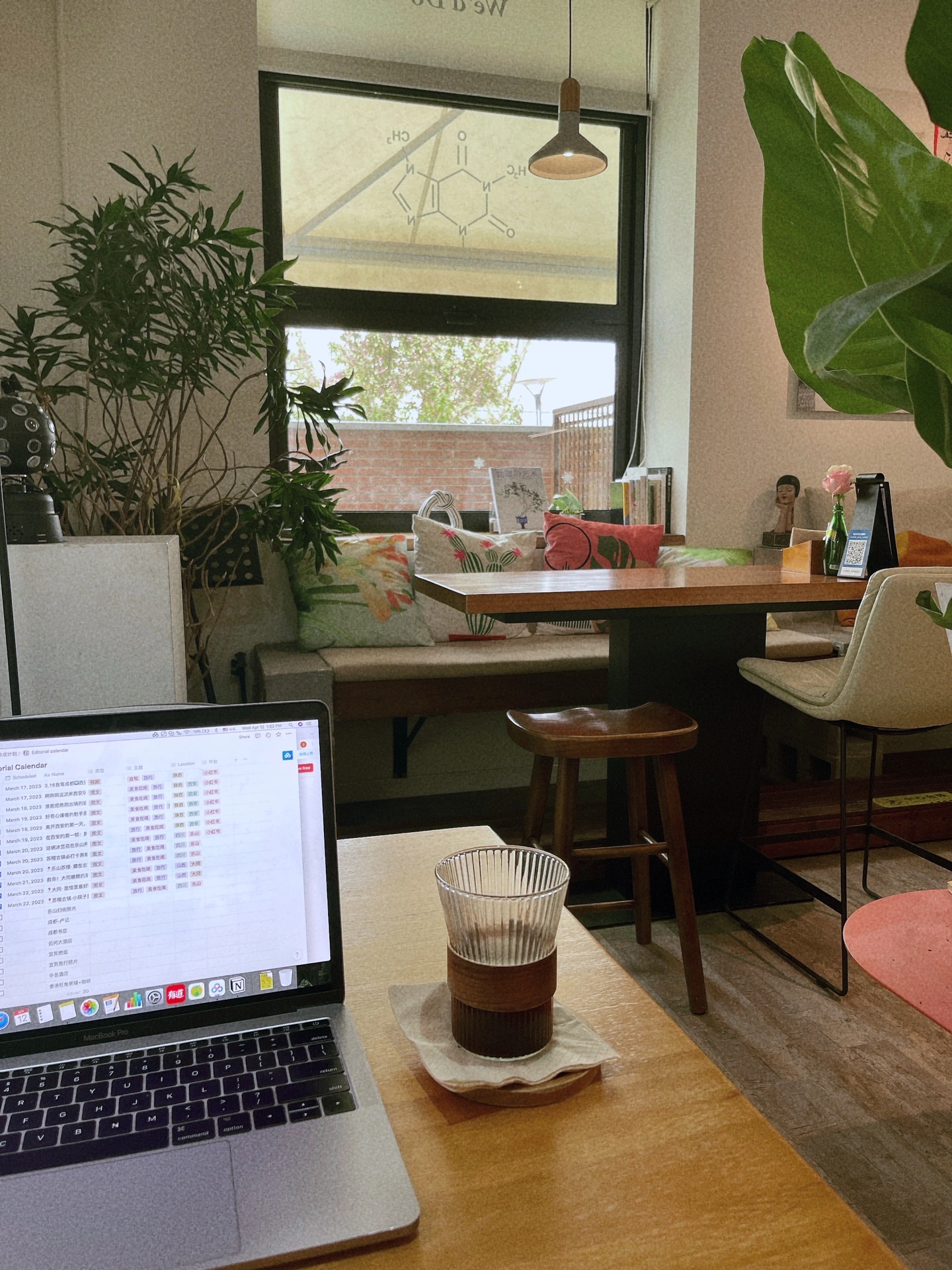 咖啡馆环境：温暖的室内灯光，人们低声交谈，杯碟轻碰声，模拟工作学习环境